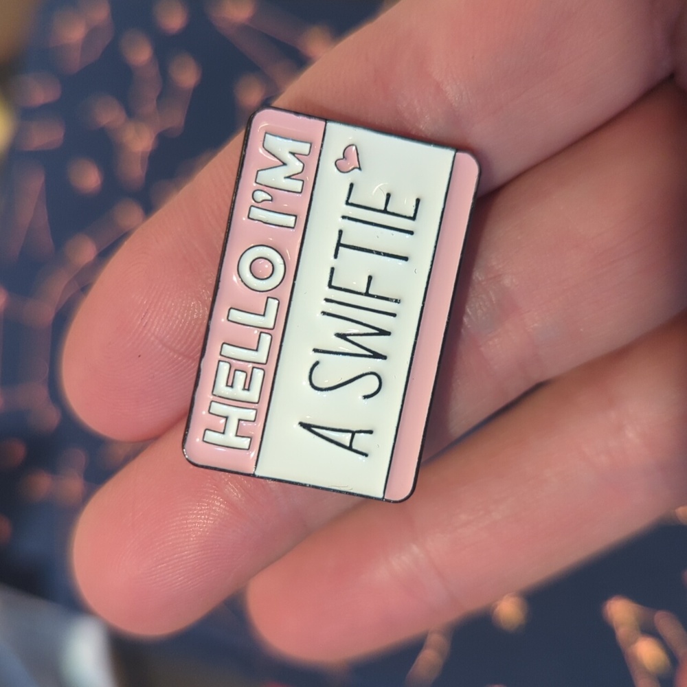 🩷Taylor Swift - Hello I'm A Swiftie - Enamel Pin